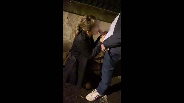 Молодая студентка проигрывает и сосёт член незнакомца на улице